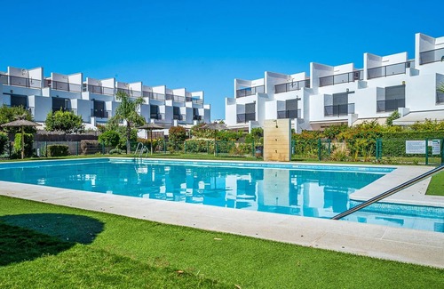 Conil de la Frontera Cottage | Semi-detached villa in exclusive residential complex with shared pool