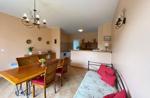 Talais House | Semi-detached house on a vineyard, Talais