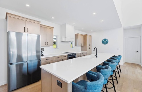Romulus House | Seneca Serenity | Stylish & Bright Lake Escape
