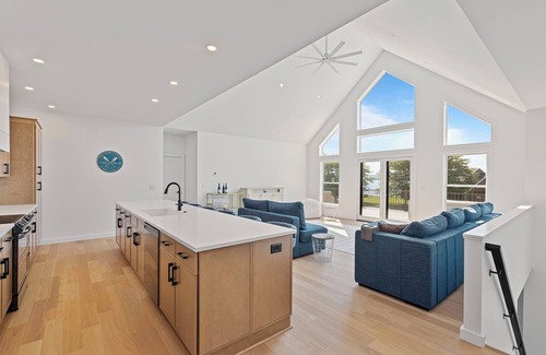 Romulus House | Seneca Serenity | Stylish & Bright Lake Escape