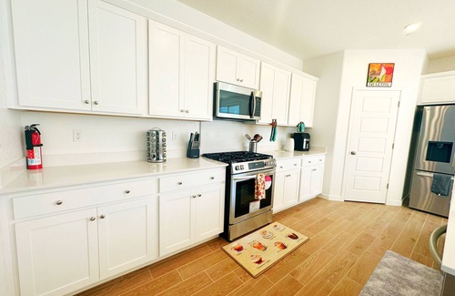 Visalia House | Sequoia Riverway Retreat, Visalia Central Home 4BR, 2.5 BTH. 45 mins to Sequoia