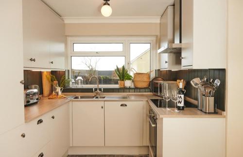 Saundersfoot House | Ser Ar Y Bryn- Lovely family home with garden, walk to the village and beach
