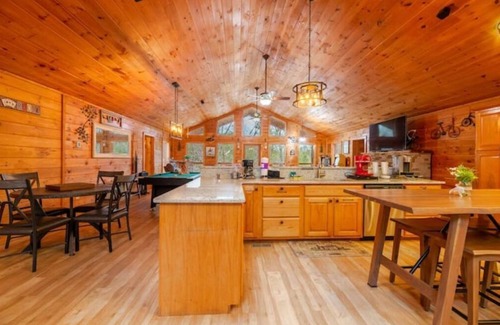 Sevierville Cabin | Serene 4BdRm Cabin w Outdoor KIT/FRPLC/Treehouse