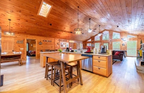 Sevierville Cabin | Serene 4BdRm Cabin w Outdoor KIT/FRPLC/Treehouse