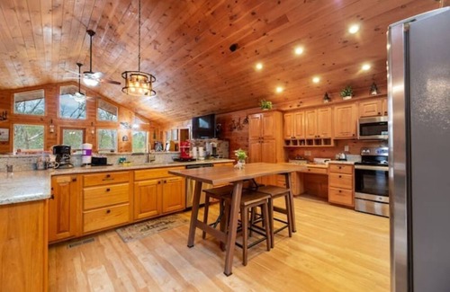 Sevierville Cabin | Serene 4BdRm Cabin w Outdoor KIT/FRPLC/Treehouse