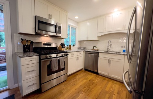 Inglewood-Finn Hill House | 🏔️ Serene 4BR Retreat w/Outdoor Dining, Gym, Workstation & Modern Comforts