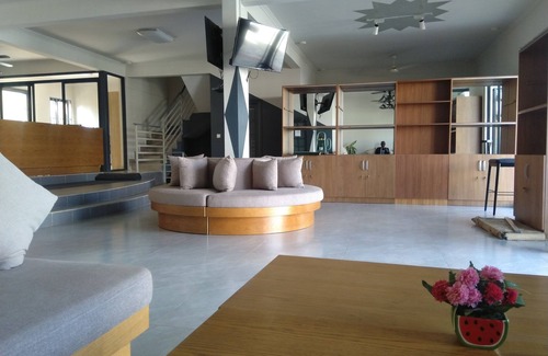 Accra Hotel | Serene and Calm environment for both work or entertainment.