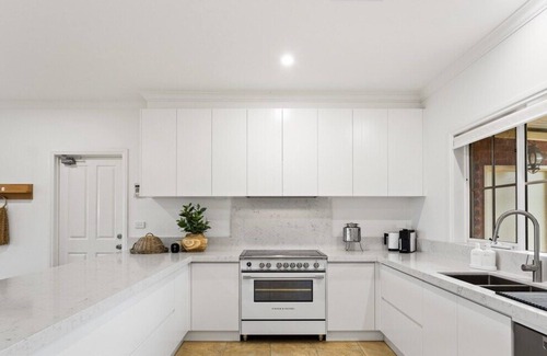 Ventnor House | Serene Beach Haven: Sleeps 12
