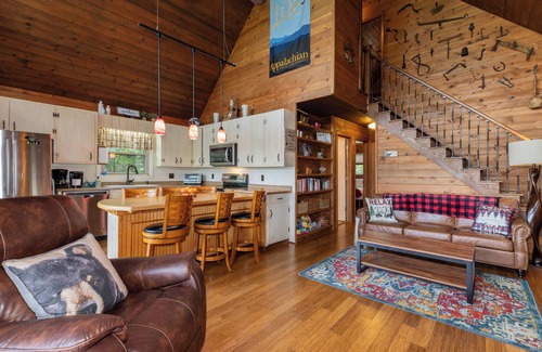 Deep Gap Cabin | Serene Cabin - Sleeps 8, 3 BR & 3 BA, Spectacular VIEWS, Family and Pet Friendly