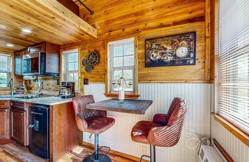 Harper House | Serene cabins with full kitchens, AC + free wifi