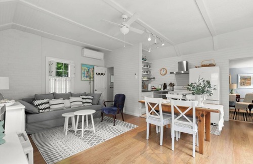 Cotuit Cottage | Serene Cape Cod Cottage. Walk to Beach, Harbor & Village. Bikes, Kayaks &more