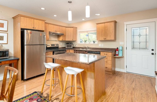 Lake Cowichan House | Serene Cottage By The Lake