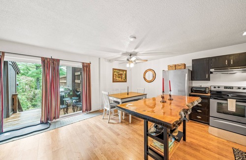 Chestertown Condo | Serene getaway with fireplace, grill, kayaks & washer/dryer
