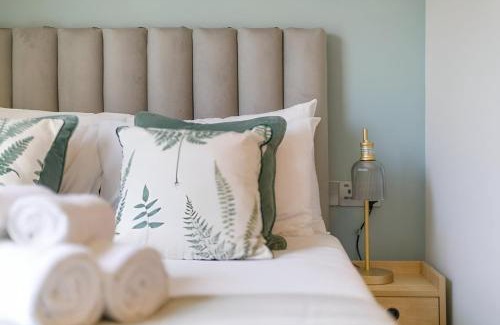 Dalston Apartment | Serene Green Getaway Studio with Calming Ambiance
