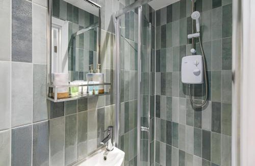 Dalston Apartment | Serene Green Getaway Studio with Calming Ambiance
