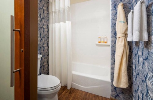Crown Point Hotel | Serene Hideaway Room w/Spa Access and Bike Rentals – Ideal for Couples