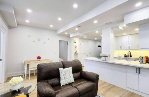Glen Abbey Apartment | Serene High-celling Retreat