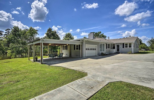Greensboro Cottage | Serene Home on Pond - 5 Mi to Dtwn Greensboro