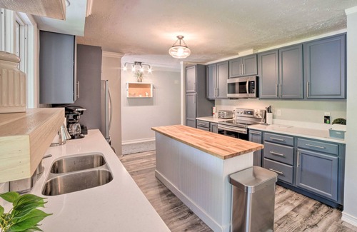 Three Oaks House | Serene Home with Fire pit, Gas Grill, WIFI & Close to Beach