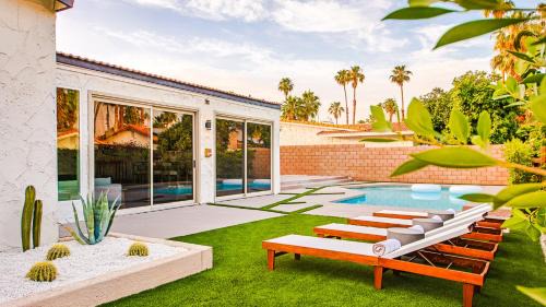 Palm Springs Apartment | Serene home with pool with mountain views
