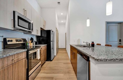 Clemson Apartment | Serene Lake & Pool Retreat – 5 Min to College Ave Buzz!