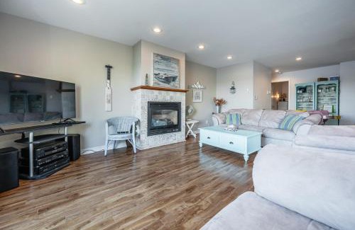 Miller Lake House | Serene Lakefront Retreat Explore & Unwind