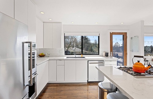 Fauntleroy House | Serene Mid-Century Escape –Sauna + Stunning Spaces | Easy Seattle FIFA World Cup