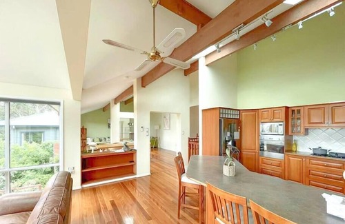 Wentworth Falls House | Serene Mountain Haven with Scenic Balcony & Garden