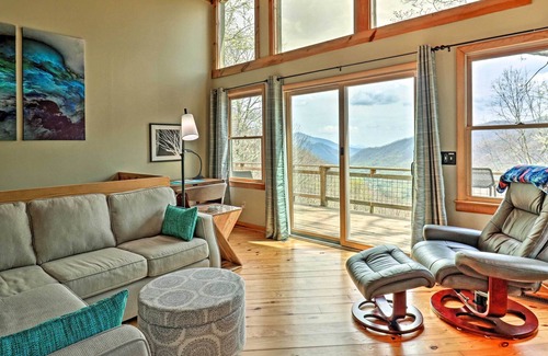 Maggie Valley House | Serene 'Mountain Mist' Retreat w/ Deck & Hot Tub!