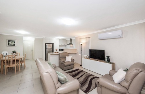 Gosnells House | Serene Oasis - 3 Bedroom Getaway House