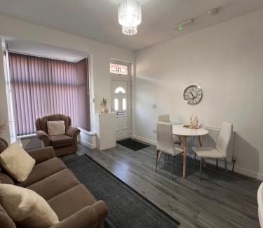 Birmingham Villa | Serene Retreat - Near Bham City Centre & The JQ