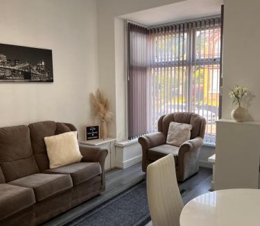 Birmingham Villa | Serene Retreat - Near Bham City Centre & The JQ