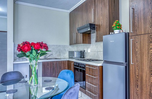 Lone Hill Apartment | Serene Retreat on Sunset Boulevard