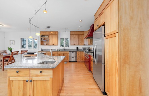 Georgetown House | Serene Tide: Private Retreat with Beach Nearby