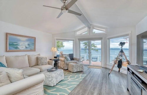 Blaine House | Serene Waterfront Retreat