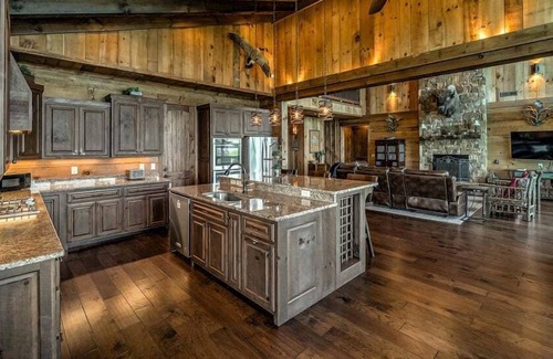 Foxfire Estates Cabin | Serenity Cove- 7 BDR | 6 KINGs | sleeps 16| Lake and Mountain View | wheel chair accessible