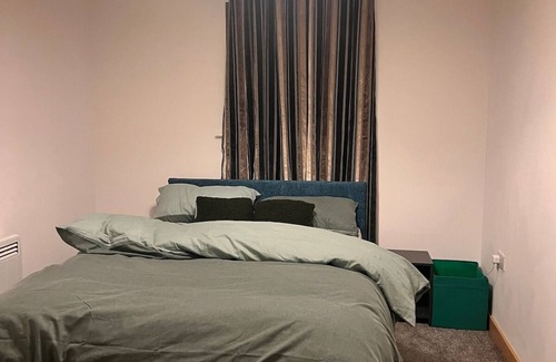 Basildon Apartment | Serenity-ese (Room 1)