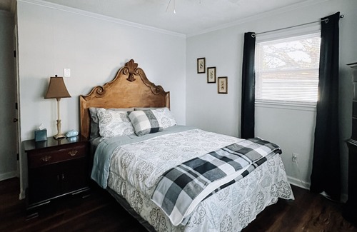 Mount Holly House | Serenity House Quite tree lined street. 10 miles from the airport. Pet friendly