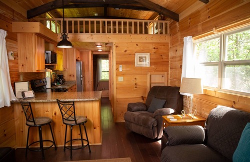 Mill Spring Cabin | Serenity Ridge Cabin B: Couple's Retreat + Hot Tub