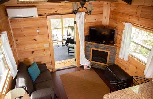 Mill Spring Cabin | Serenity Ridge Cabin B: Couple's Retreat + Hot Tub