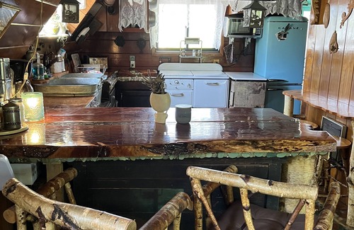 Merritt Cabin | SERENITYS NEST , WATERFRONT, GLOW IN DARK FLOORS, HOT SOAKING TUB