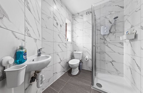 London Borough of Hounslow Apartment | Serviced Ensuite Room Feltham Heathrow London Tw13
