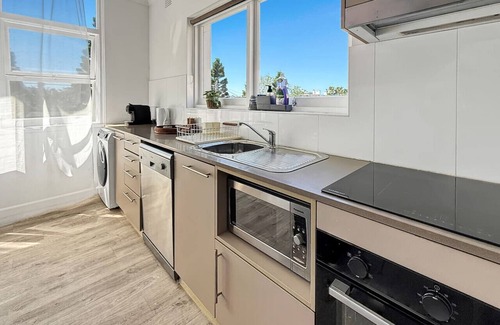 North Sydney Apartment | Serviced Luxury Condo, Parkside, moments to metro