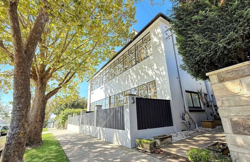 North Sydney Apartment | Serviced Luxury Condo, Parkside, moments to metro
