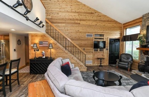Seven Springs Condo | Seven Springs 2 BR Premium Condo, Walk to Slopes by RedAwning - Save 10% on 3 Nights, 15% on 5 Nights!