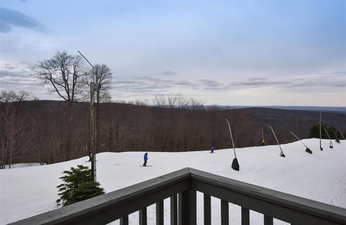 Seven Springs Condo | Seven Springs 3 BR + Loft Condo, Walk to Slopes! by RedAwning - Save 10% on 3 Nights, 15% on 5 Nights!