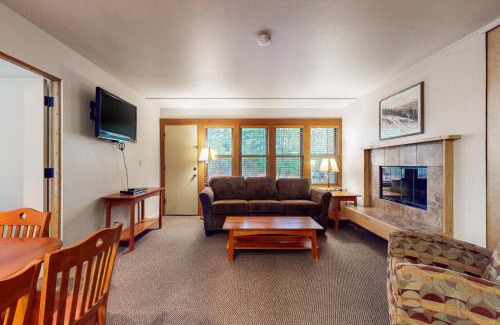 Bend Hotel | Seventh Mountain Resort Unit 1913