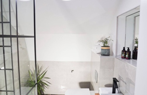 Menai Bridge House | Sgwar-Boutique Rooms