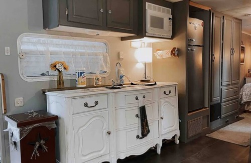 Kennebunk House | Shabby Chic Camper/Tiny Home with Hot Tub & Fire Pit, Downtown Kennebunk