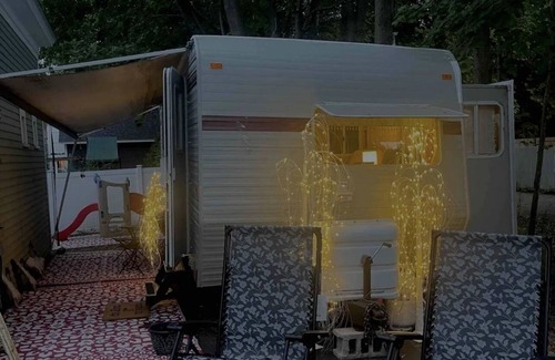 Kennebunk House | Shabby Chic Camper/Tiny Home with Hot Tub & Fire Pit, Downtown Kennebunk